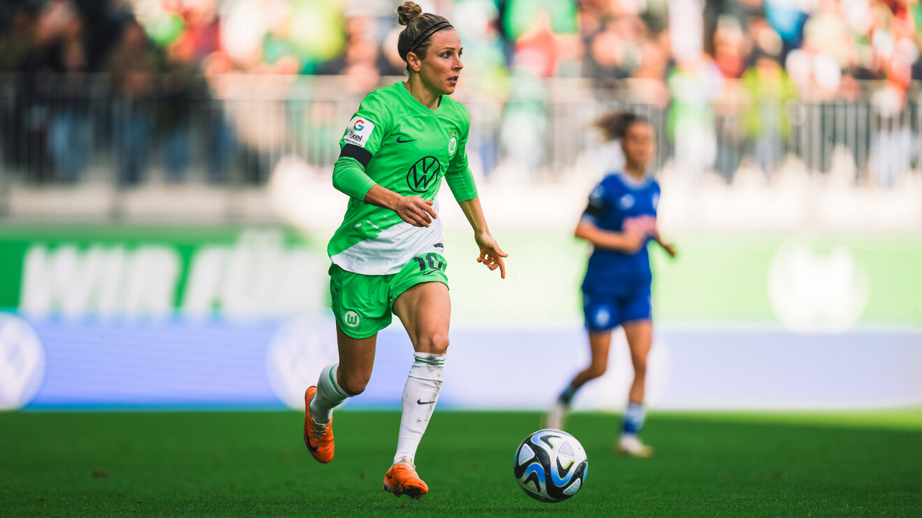 Die Spielerin Svenja Huth des VfL Wolfsburg auf dem Spielfeld.