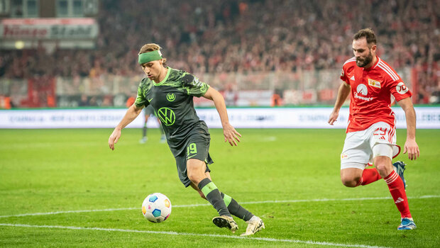 VfL-Wolfsburg-Spieler Lovro Majer läuft mit dem Ball.