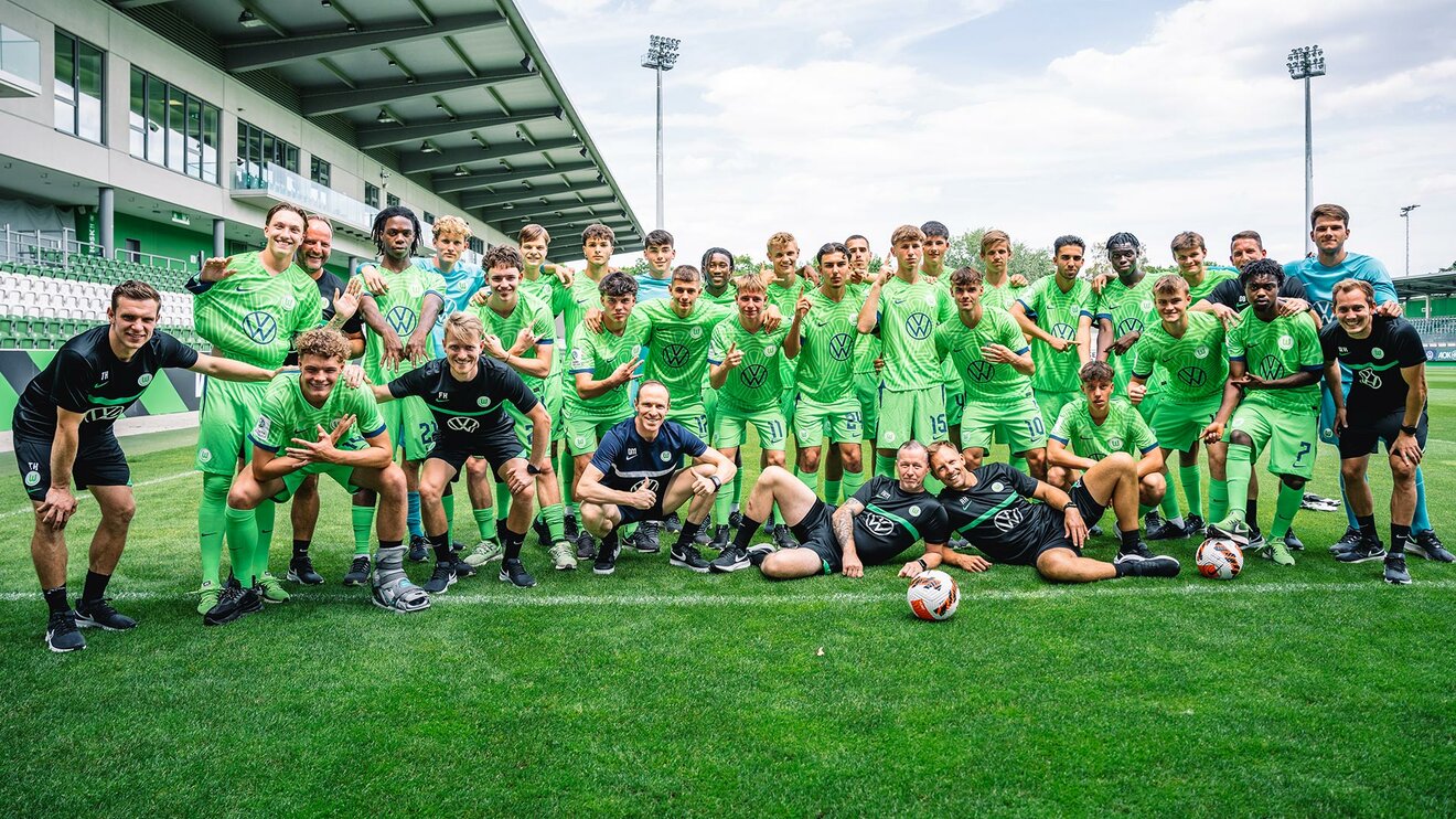 Ein Gruppenbild der U19 des VfL Wolfsburg im Stadion.