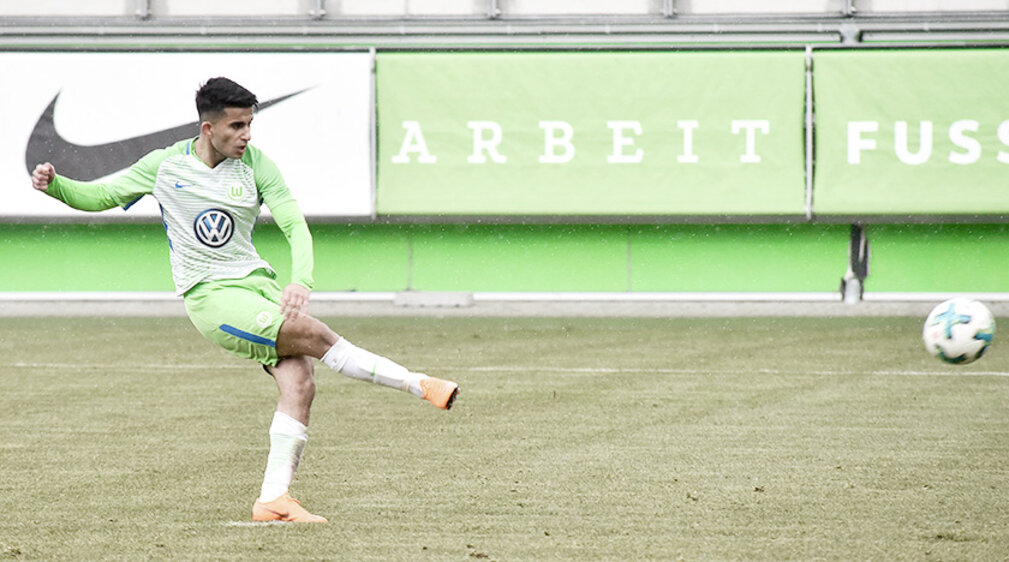 Ein Spieler der U23 des VfL Wolfsburg spielt den Ball.