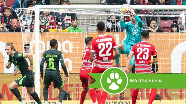Koen Casteels vom VfL Wolfsburg hält im Sprung einen Ball.