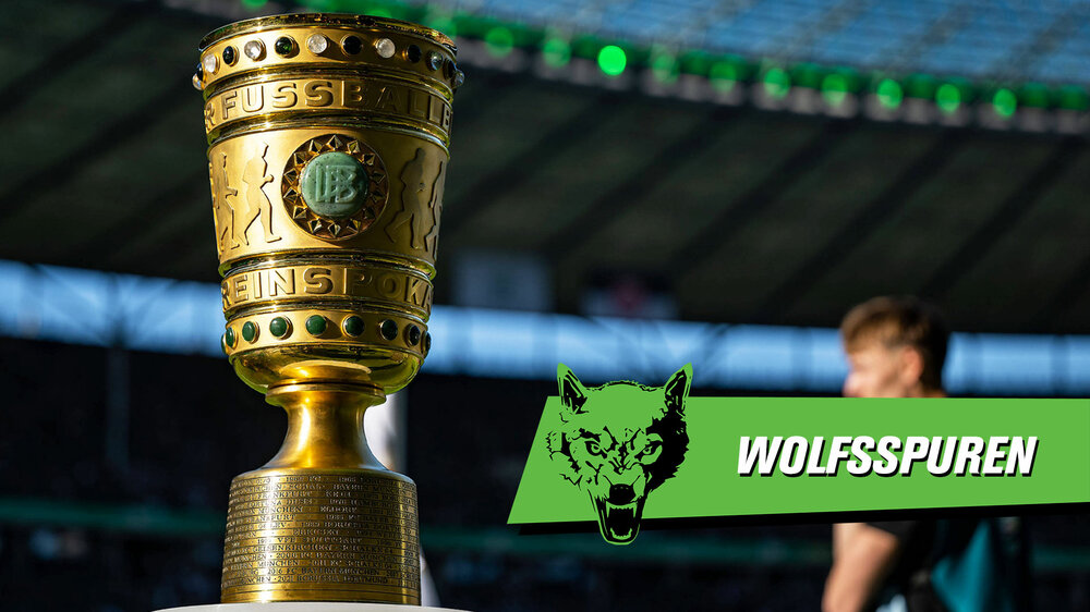 VfL Wolfsburg's Wolfsspuren Titelbild mit einer Nahaufnahme des DFB-Pokals.