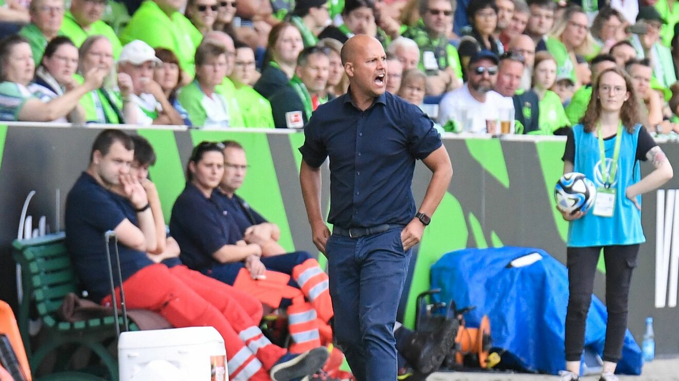 Der Trainer der Bayer Leverkusen, Robert de Pauw, geht wütend die Seitenlinie beim VfL Wolfsburg entlang.