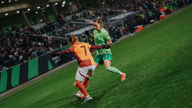 Die VfL-Wolfsburg-Spielerin Lynn Wilms im Zweikampf um den Ball.
