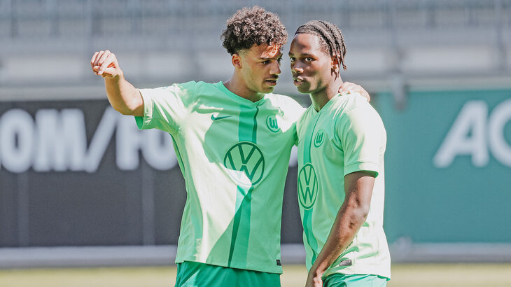 Zwei Spieler der U19-Mannschaft des VfL Wolfsburg sprechen miteinander.