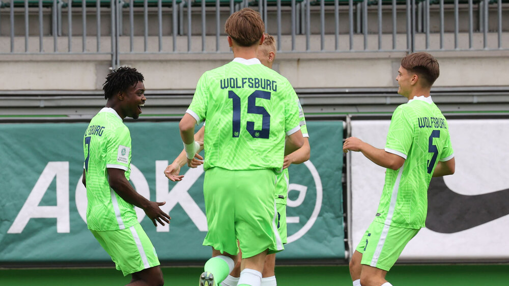 Die U19 Spieler des VfL Wolfsburg laufen aufeinander zu.