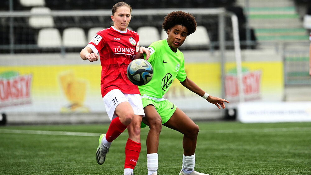Eine U20 Spielerin des VfL Wolfsburg im Zweikampf um den Ball.