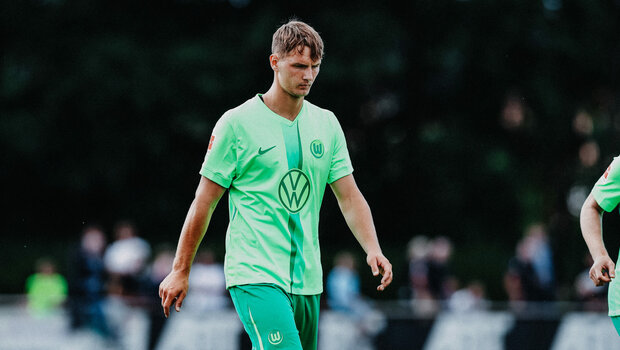 VfL-Wolfsburg-Spieler Bartosz Bialek geht mit gesenktem Kopf über den Platz.