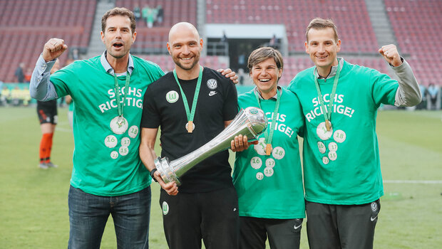Stephan Lerch Lacht mit Fans.