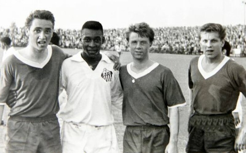 VfL-Stadion im Jahr 1961: Günter Klinzmann, Pele, Gerhard Schrader und Hans-Georg Felleckner (v.l.) nach Abpfiff des Freunschaftsspiels der Wölfe gegen den FC Santos.