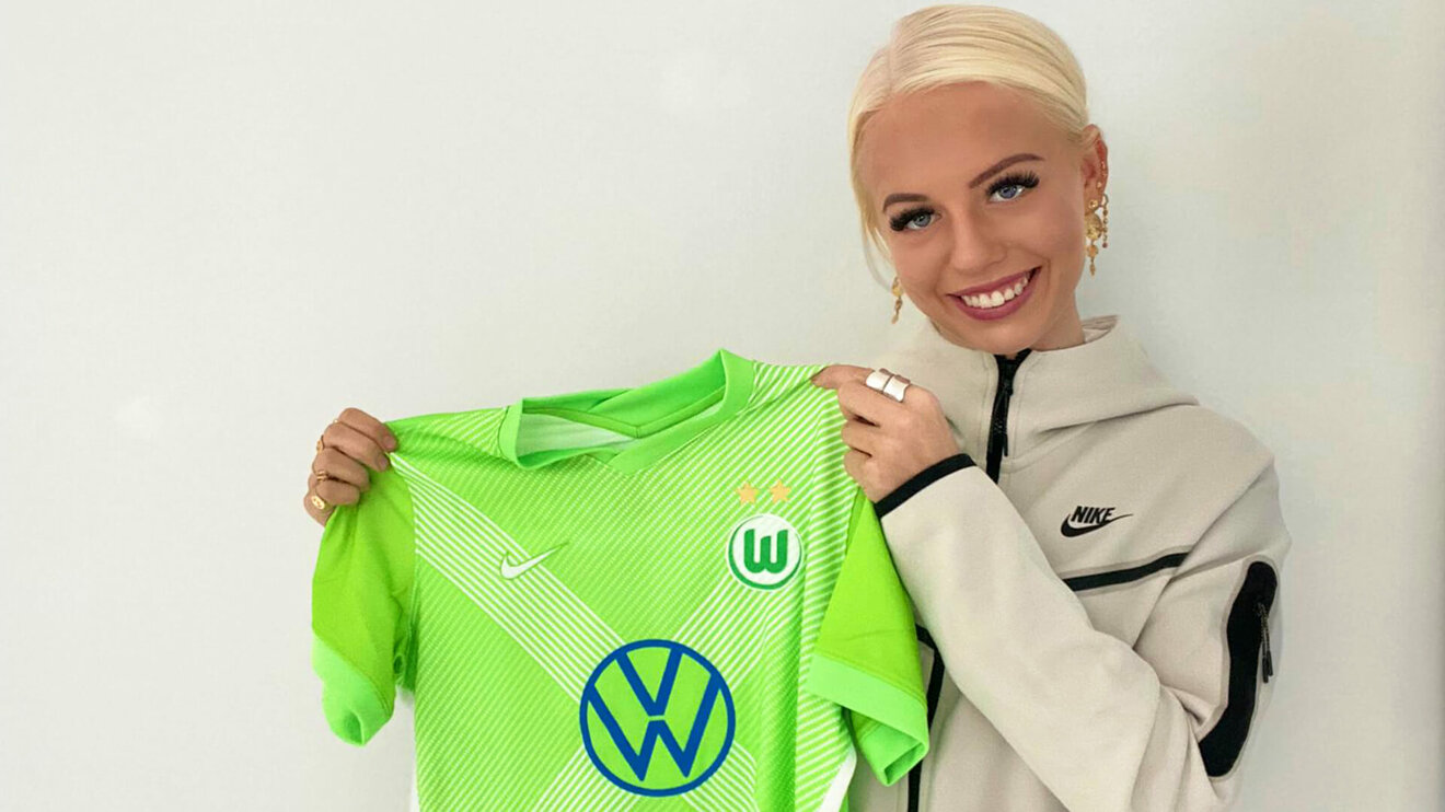 VfL Wolfsburg-Spielerin Svava bei der Trikotpräsentation nach ihrer Vertragsunterzeichnung.