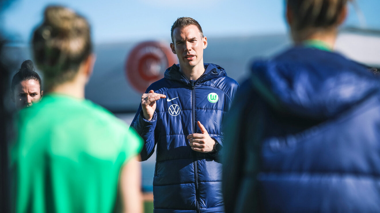 VfL-Wolfsburg-Trainer Tommy Stroot redet vor seinen Spielerinnen.