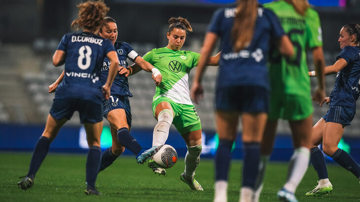 VfL-Wolfsburg-Spielerin Lena Oberdorf im Zweikampf mit einer Gegenspielerin.