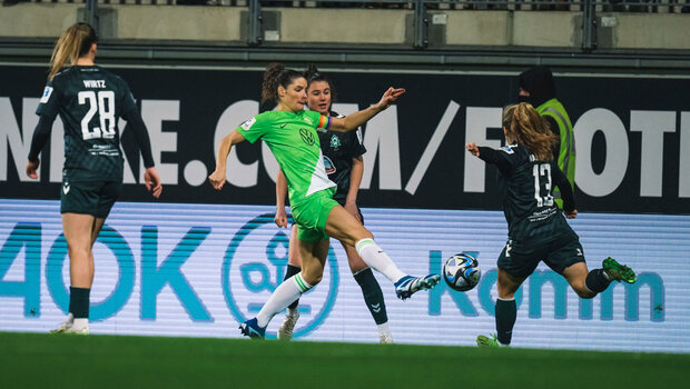 Die VfL-Wolfsburg-Spielerin Dominique Janssen im Zweikampf um den Ball.
