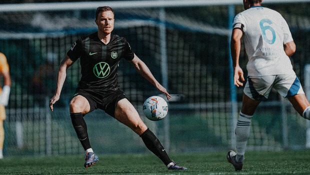Der VfL-Wolfsburg-Spieler Yannick Gerhardt schaut auf den Ball.