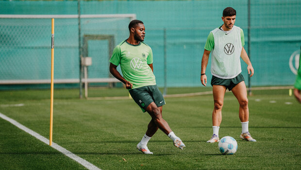 Der VfL-Wolfsburg-Spieler Ridle Baku spielt den Ball.