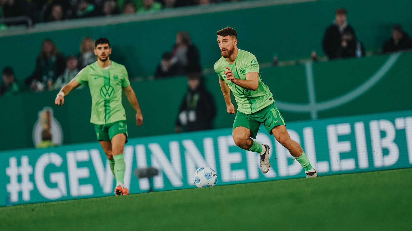 VfL Spieler Salih Özcan läuft dem Ball auf dem Spielfeld hinterher.