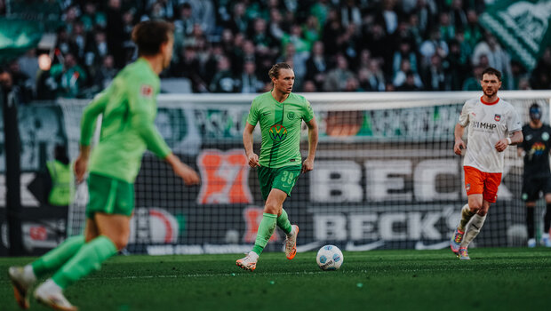 Patrick Wimmer läuft mit dem Ball am Fuß über das Spielfeld im Heimspiel gegen Heidenheim.