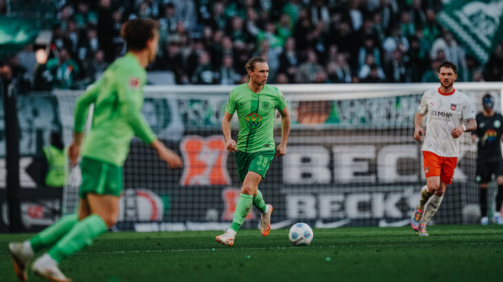 Patrick Wimmer läuft mit dem Ball am Fuß über das Spielfeld im Heimspiel gegen Heidenheim.