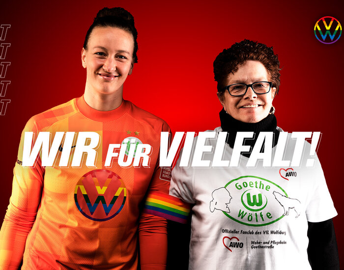 Almuth Schult steckt anlässlich des Vielfaltsshootings beim VfL Wolfsburg mit Friedrun, einer Mitbewohnerin des AWO Wohn- und Pflegeheims, in einer regenbogenfarbenen Kapitänsbinde.