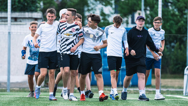 Mehrere Jugendliche gehen nebeneinander bei den VfL Wolfsburg Vielfaltstagen. 