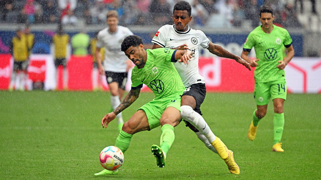 Der VfL-Wolfsburg-Spieler Paulo Otavio wehrt den Gegner ab.