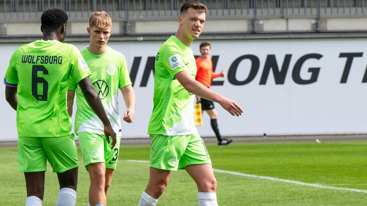 Die VfL-Wolfsburg-U19-Spieler auf dem Feld. 