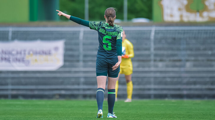 Eine Spielerin der U20-Frauenmannschaft des VfL Wolfsburg hebt die Hand.