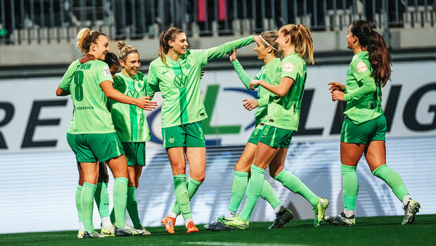Die Spielerinnen des VfL Wolfsburg jubeln.