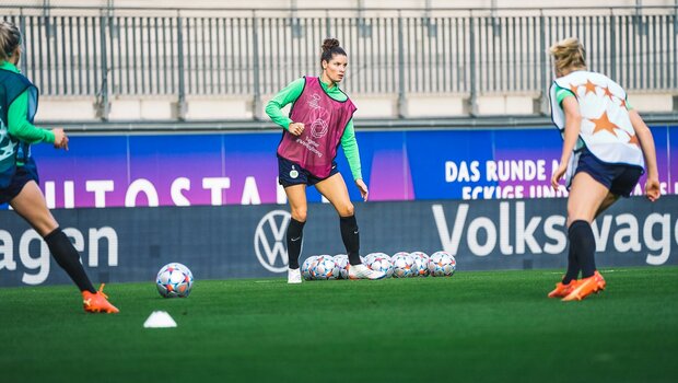 VfL-Wolfsburg-Spielerin Dominique Janssen im Training mit zwei Mitspielerinnen.