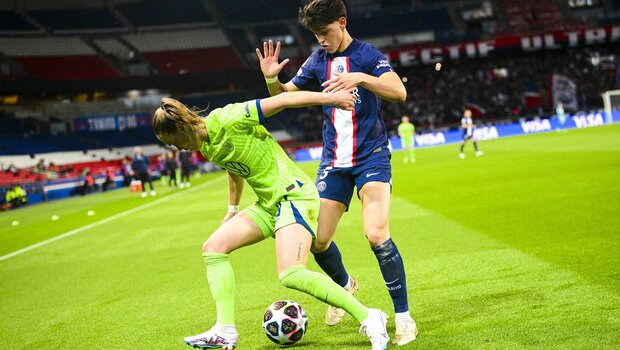 Zweikampf von VfL-Wolfsburg-Spielerin Ewa Pajor im Spiel gegen PSG.