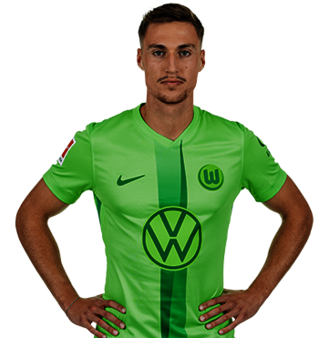 Der VfL Wolfsburg Spieler Kilian Fischer posiert mit den Händen in der Hüfte.