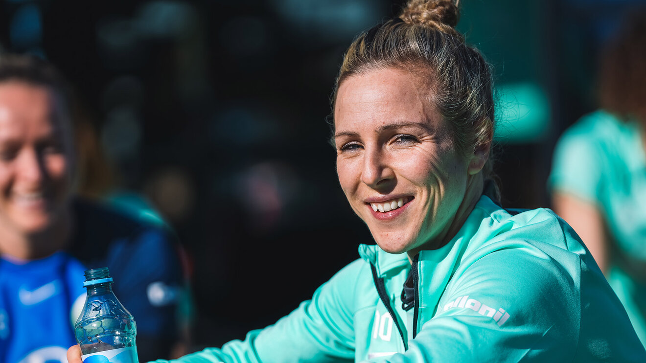 Die VfL-Wolfsburg-Spielerin Svenja Huth lächelt in die Kamera.