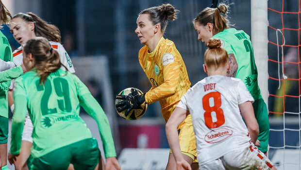 Die VfL-Wolfsburg-Torhüterin Anneke Borbe hält den Ball in den Händen.