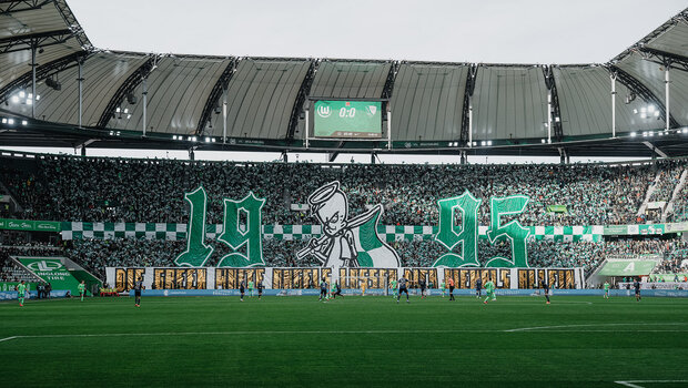 Die Nordkurve in der Volkswagen Arena zeigt eine Choreografie.