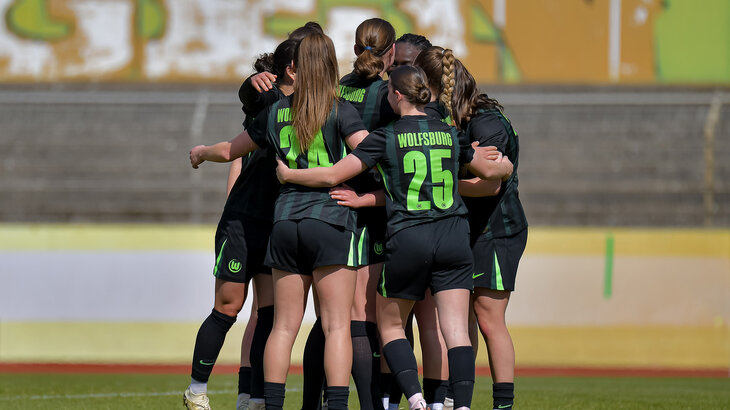 Die U20 des VfL-Wolfsburg jubeln gemeinsam.