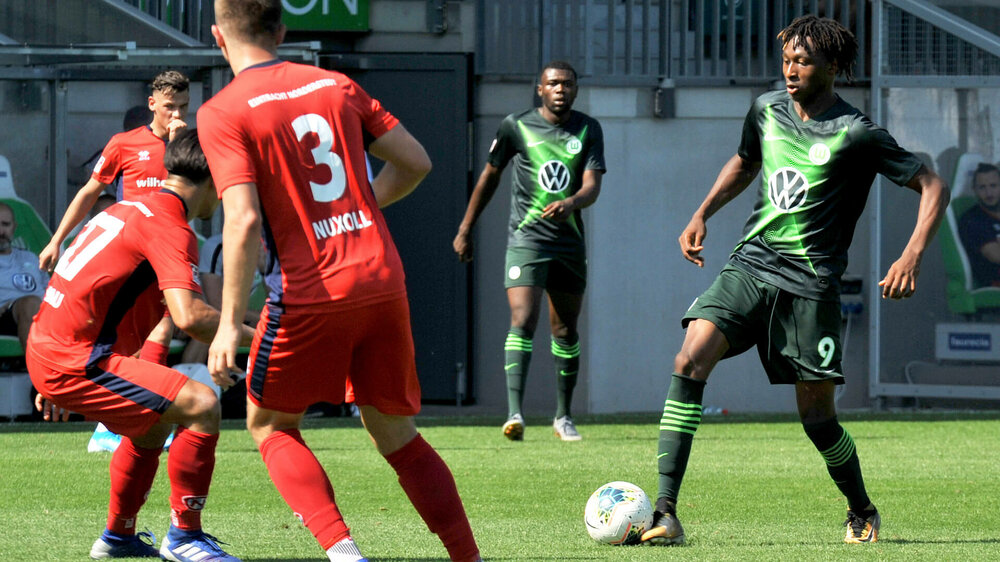 Mamodou Karamoko führt den Ball gegen zwei Gegenspieler während des Hinspiels gegen Norderstedt. 