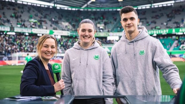 Drei Studierende des VfL Wolfsburg-Campus bei einer Halbzeitshow in der Volkswagen Arena.
