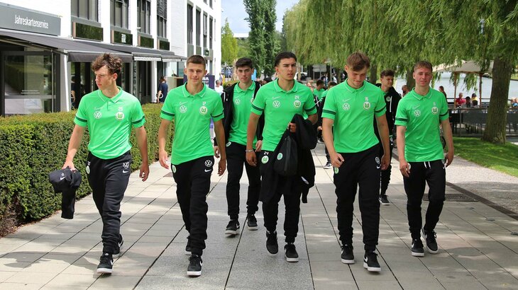 Die VfL Wolfsburg-Spieler der U19 laufen in der Autostadt.