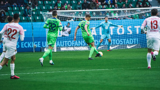 Der VfL-Wolfsburg-Spieler Micky Van de Ven spielt den Ball.