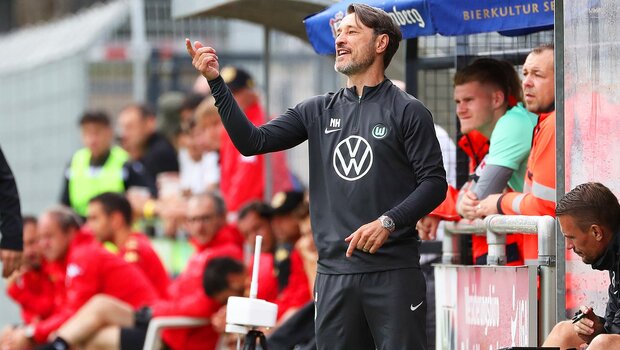 Niko Kovac vom VfL Wolfsburg gibt von der Trainerbank aus Anweisungen.