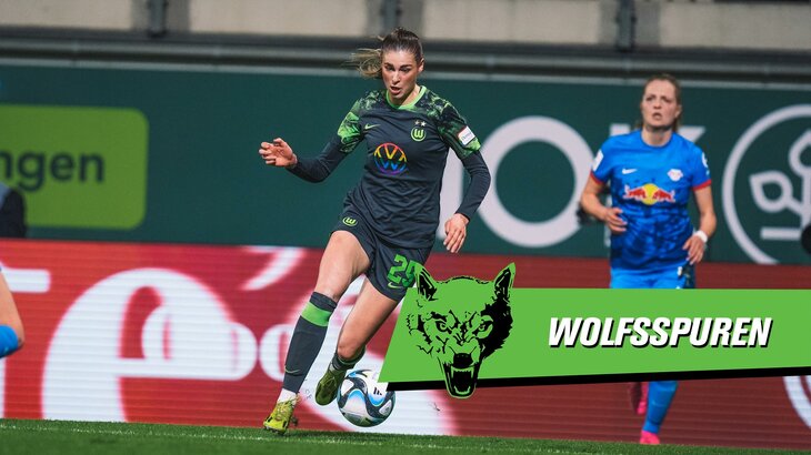 Jule Brand führt den Ball vor sich, davor befindet sich eine VfL-Wolfsburg-Grafik mit dem Schriftzug Wolfsspuren.