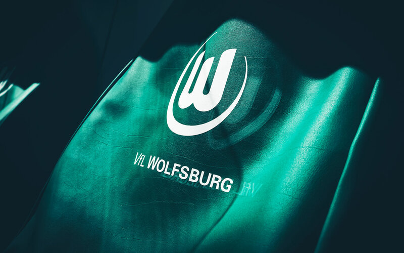 Das Logo vom VfL Wolfsburg auf einem Sitz.