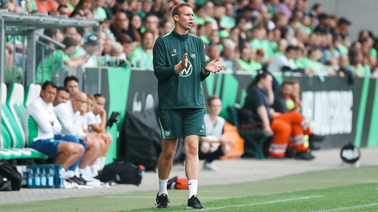Der VfL-Wolfsburg-Trainer Tommy Stroot steht an der Seitenlinie.