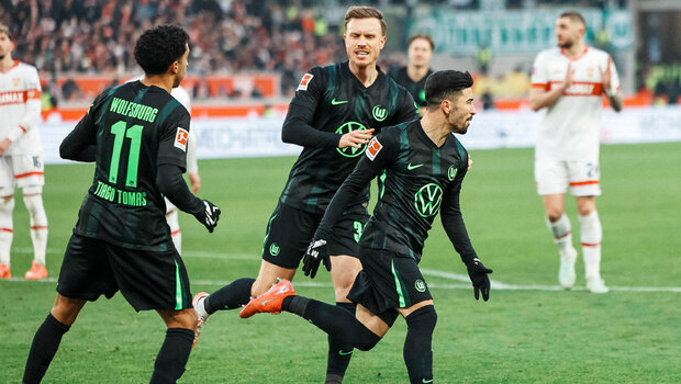 Die VfL-Wolfsburg-Spieler jubeln nach einem Tor.