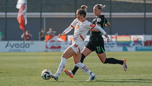 Die VfL-Wolfsburg-Spielerin Alexandra Popp im Zweikampf um den Ball.