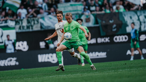 Der VfL-Wolfsburg-Spieler Patrick Wimmer im Zweikampf um den Ball.