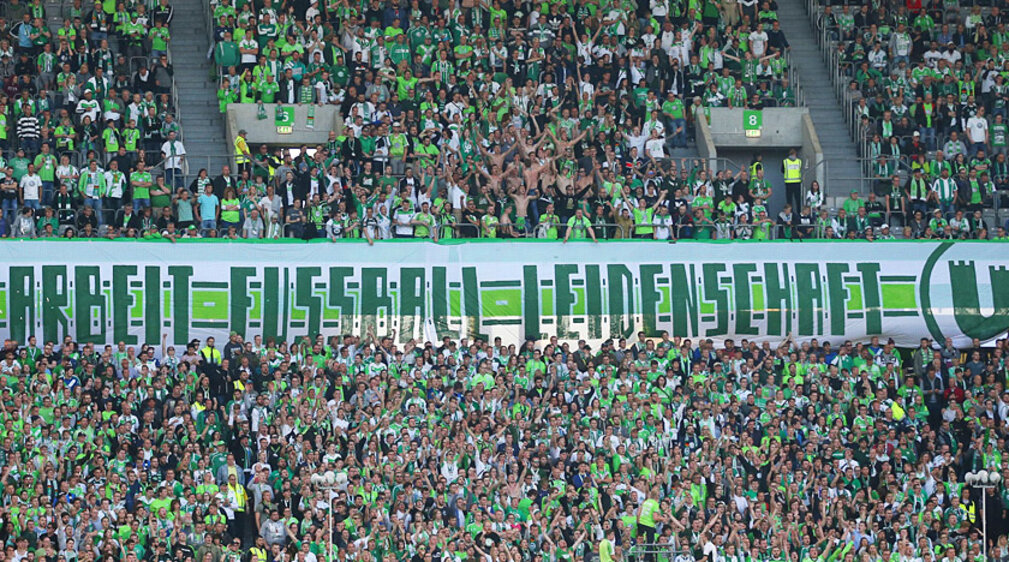Die Fans des vfL Wolfsburg in der Nordkurve der Volkswagen Arena. 