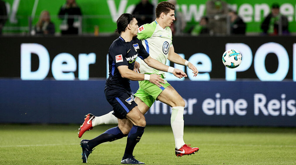 VfL Wolfsburg-Spieler Mario Gomez im Zweikampf mit einem Gegenspieler.