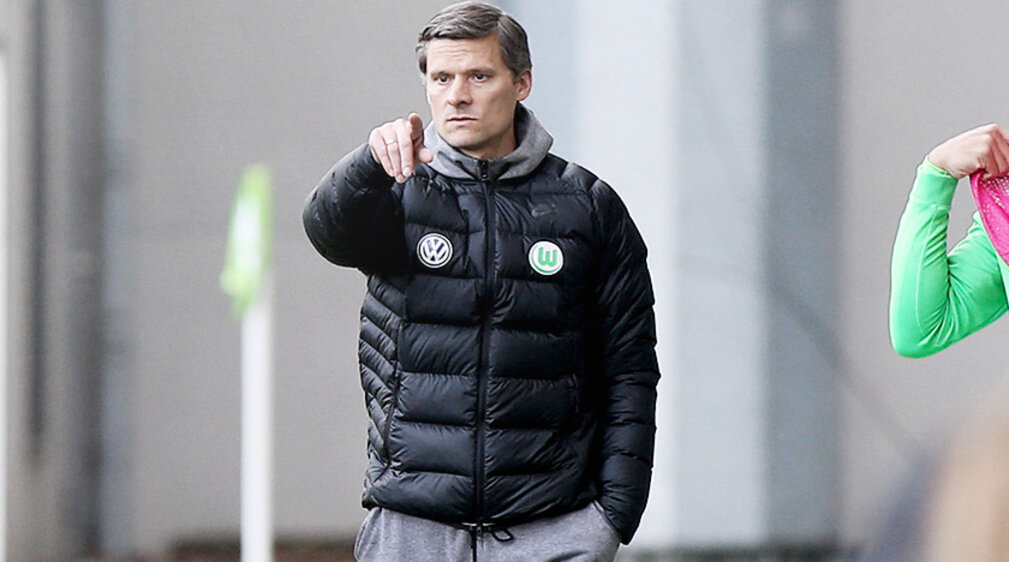 U23-Coach Rüdiger Ziehl gibt vom Spielfeldrand Anweisungen.